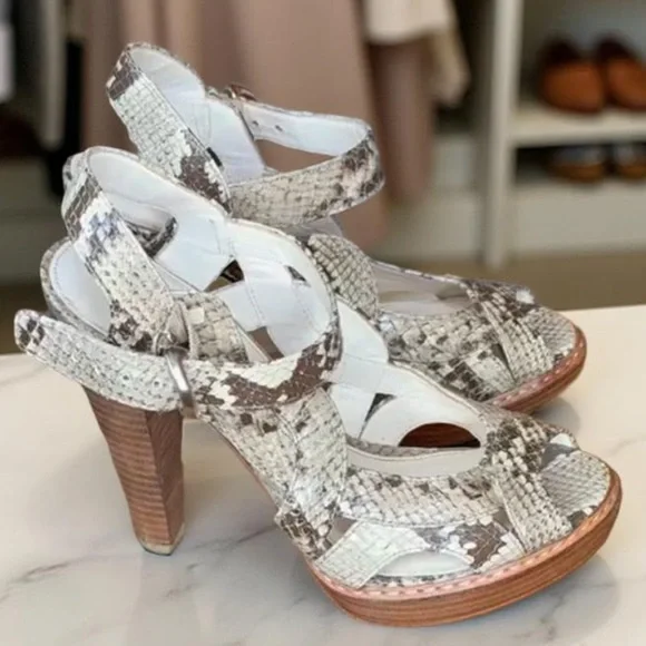 COACH VINTAGE Tamara snake,wood Heel
SZ 7 EUC beautiful,trendy,Y2K wood heel - Picture 3 of 6